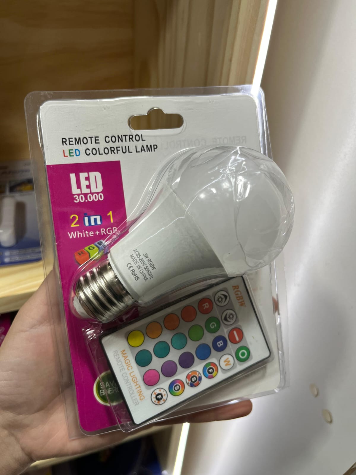 Foco LED RGB + Blanca con Control Remoto💡